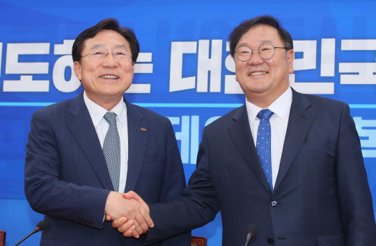 김태년 민주당 원내대표(오른쪽)와 김기문 중소기업중앙회장이 26일 국회에서 만나 악수하고 있다. 연합뉴스